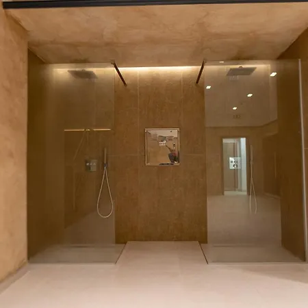 Отель Mirror 4*