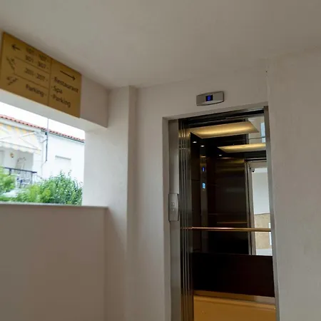 Mirror Hotel Polychrono