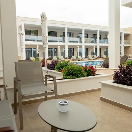 Mirror Hotell 4*