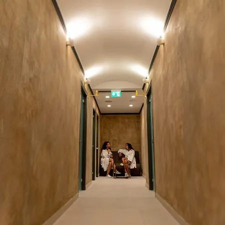 Mirror 4* Polychrono