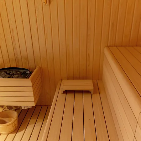 Mirror Hotel Polychrono