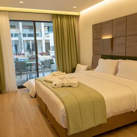 Mirror Hotel Polychrono