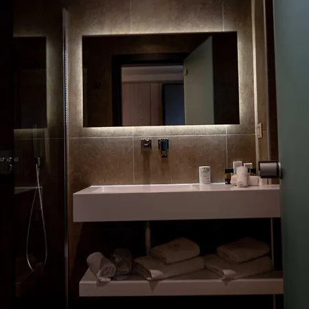 Ξενοδοχείο Mirror 4*